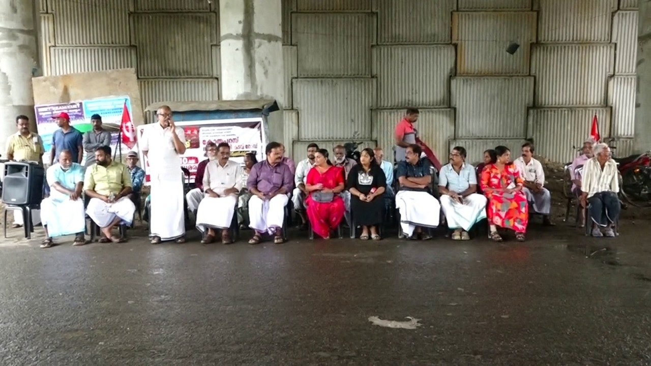 മാന്തുരുത്തി കടവ് റോഡ് നന്നാക്കുവാൻ പ്രതിഷേധ സമരം നടത്തി.