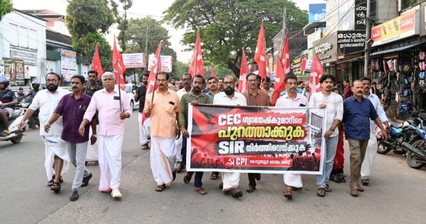 മുഖ്യ തിരഞ്ഞെടുപ്പ് കമ്മീഷണർ ഗ്യാനേഷ് കുമാർ രാജിവയ്ക്കണമെന്ന് ആവശ്യപ്പെട്ട് സിപിഐ കൊടുങ്ങല്ലൂർ മണ്ഡലം കമ്മിറ്റി പ്രകടനവും പൊതുയോഗവും നടത്തി.