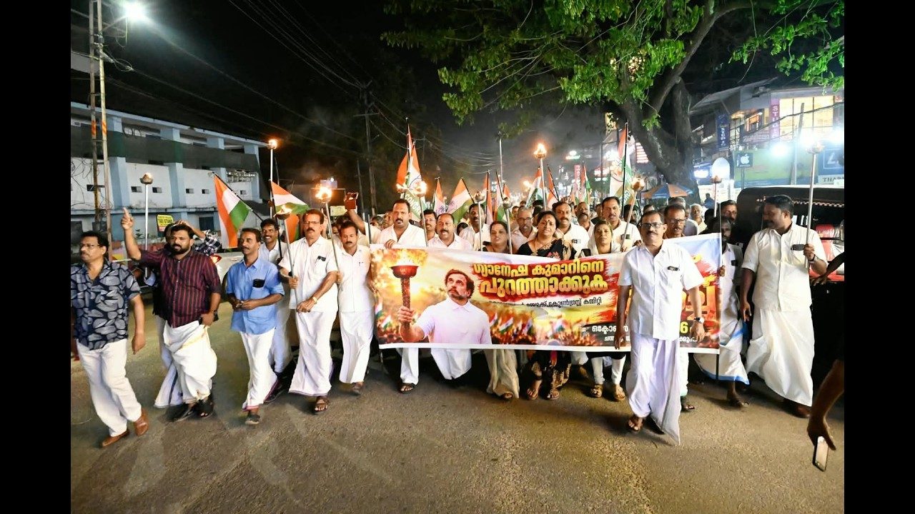 മുഖ്യ തിരഞ്ഞെടുപ്പ് കമ്മീഷണർ ഗ്യാനേഷ്‌കുമാർ രാജി വെക്കണമെന്നാവശ്യപ്പെട്ട് കൊടുങ്ങല്ലൂർ ബ്ലോക്ക് കോൺഗ്രസ്സ് കമ്മറ്റി നൈറ്റ് മാർച്ച് നടത്തി