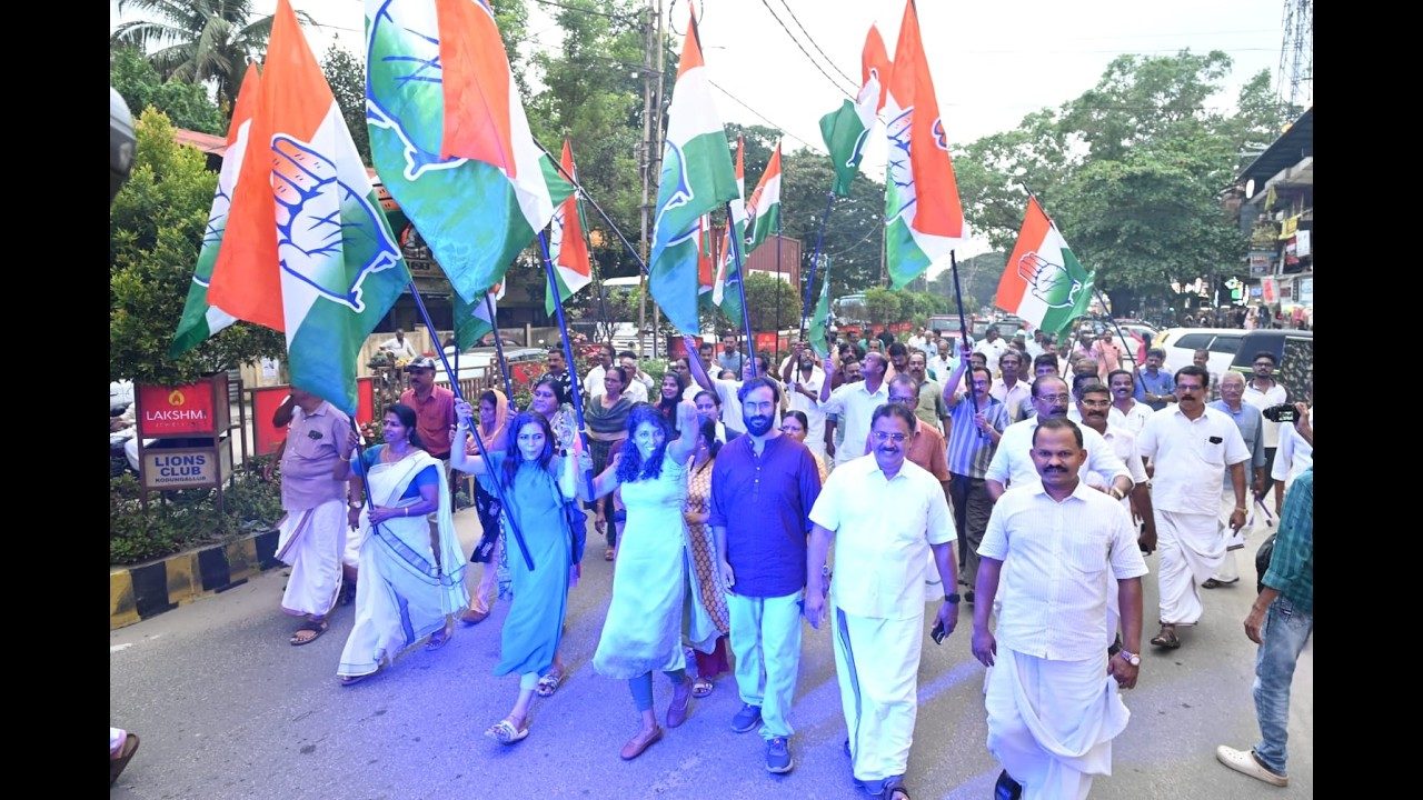 മുഖ്യമന്ത്രി വി.ഡി. സതീശന് അഭിവാദ്യമർപ്പിച്ചു കൊണ്ട് കൊടുങ്ങലൂർ നഗരത്തിൽ യു.ഡി.എഫ് പ്രവർത്തകർ ആഹ്ളാദപ്രകടനം നടത്തി.