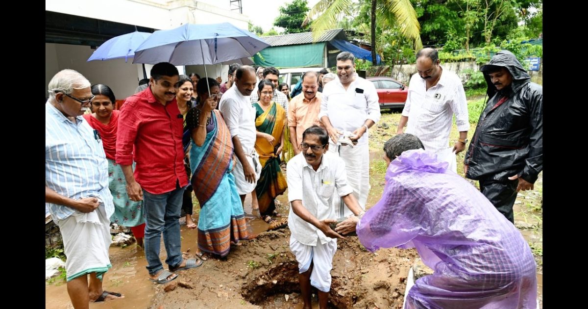 മേത്തല സർവ്വീസ് സഹകരണ ബാങ്കിൻ്റെ ആനാപ്പുഴ ബ്രാഞ്ചിൻ്റെ നവീകരണ പ്രവർത്തനങ്ങളുടെ ഭാഗമായി നിർമ്മിക്കുന്ന പുതിയ കെട്ടിടത്തിന് ശിലയിട്ടു