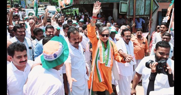 യു.ഡി.എഫ് കയ്പമംഗലം നിയോജക മണ്ഡലം സ്ഥാനാർത്ഥി ടി.എം.നാസറിന് വോട്ടഭ്യർത്ഥിച്ച് ശശി തരൂർ എം.പിയുടെ റോഡ് ഷോ.