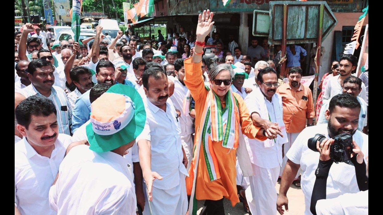 യു.ഡി.എഫ് കയ്പമംഗലം നിയോജക മണ്ഡലം സ്ഥാനാർത്ഥി ടി.എം.നാസറിന് വോട്ടഭ്യർത്ഥിച്ച് ശശി തരൂർ എം.പിയുടെ റോഡ് ഷോ.