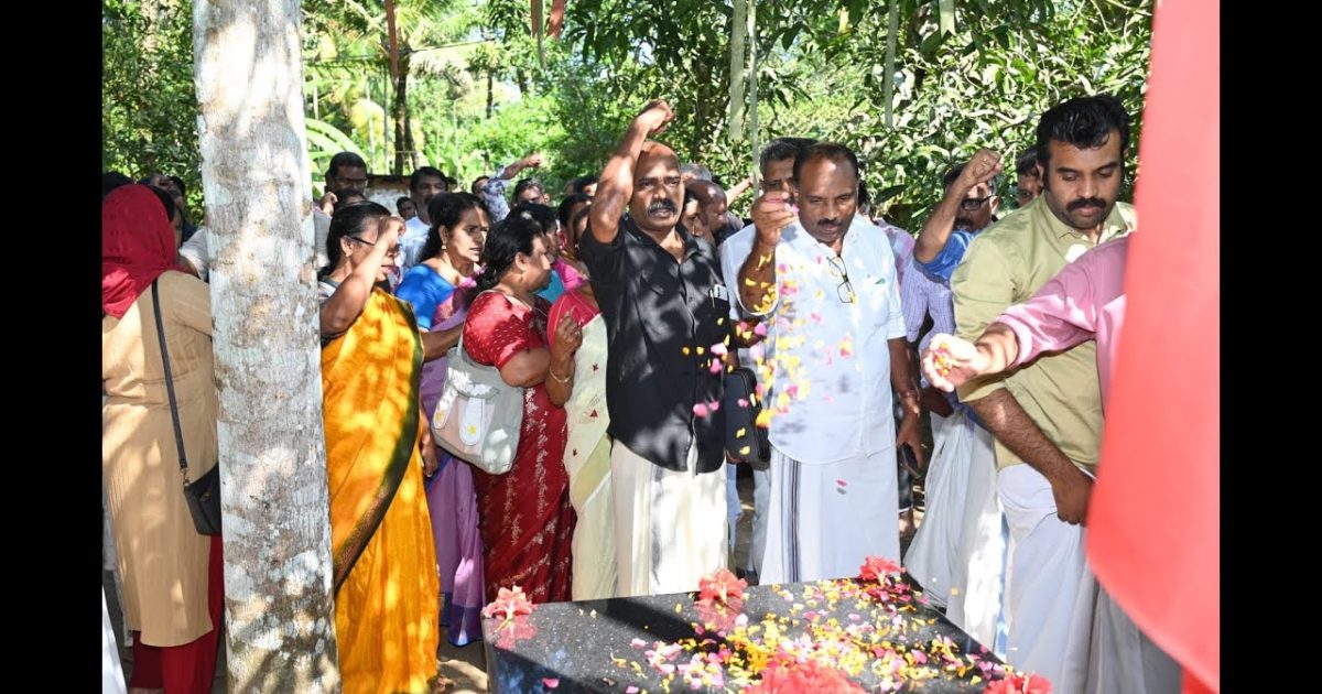 കൊടുങ്ങല്ലൂർ നഗരസഭയിലേക്ക് മത്സരിക്കുന്ന സിപിഐഎം സ്ഥാനാർത്ഥികൾ രക്തസാക്ഷി കെ യു ബിജുവിൻ്റെ ബലികുടീരത്തിൽ പുഷ്പാർച്ചന നടത്തി.