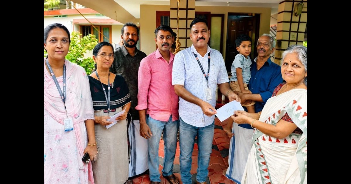 രാജവാഴ്ചയുടെ സ്മരണകളുണർത്തി പതിറ്റാണ്ടുകളുടെ പാരമ്പര്യമുള്ള ഉത്രാടക്കിഴി സമർപ്പിക്കൽ ചടങ്ങ് കൊടുങ്ങല്ലൂരും എടത്തിരുത്തിയിലും നടന്നു