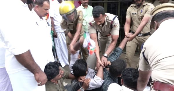 രാസമാലിന്യ വിഷയം ; എറിയാട് പഞ്ചായത്ത് ഓഫീസിലേക്ക് യൂത്ത് കോൺഗ്രസ് കെ.എസ്.യു നടത്തിയ മാർച്ചിൽ സംഘർഷം