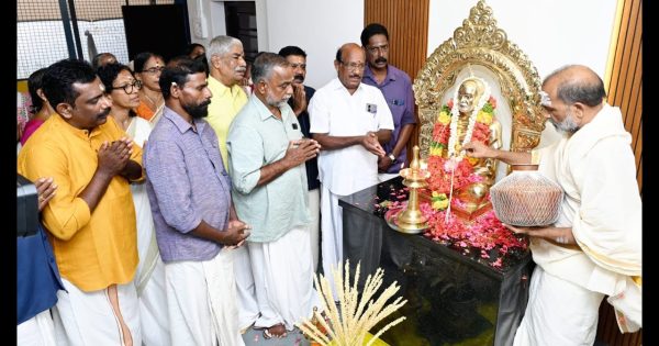 കൊടുങ്ങല്ലൂർ: എസ് എൻ ഡി പി യോഗം കൊടുങ്ങല്ലൂർ യൂണിയനിലെ 1980 ാം നമ്പർ ലോകമലേശ്വരം ശാഖയിൽ ഗുരുദേവന്റെ പഞ്ചലോഹ വിഗ്രഹപ്രതിഷ്ഠാകർമ്മം നടന്നു.