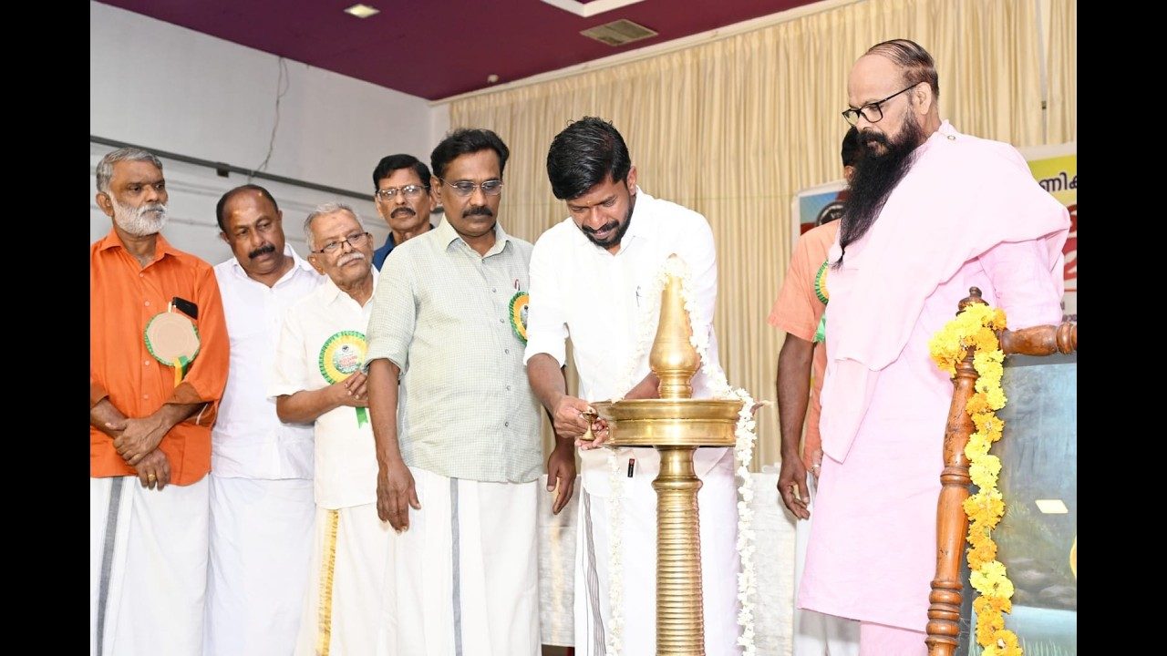 വള്ളോം പറമ്പത്ത് പണിക്കശ്ശേരി കുടുംബ സംഗമം നടന്നു