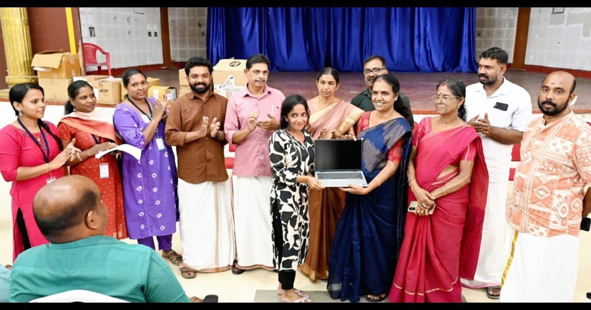 വിദ്യാർത്ഥികൾക്ക് 13,22,650 രൂപയുടെ ലാപ്ടോപ് വിതരണം ചെയ്തു