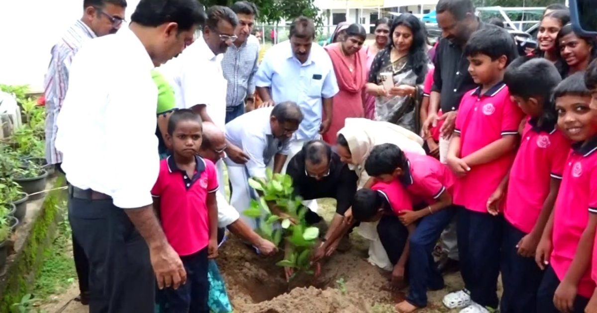 ലോക പരിസ്ഥിതി ദിനത്തോടനുബന്ധിച്ച് വേൾഡ് മലയാളി ഫെഡറേഷൻ (WMF) മിഡിൽ ഈസ്റ്റ് റീജിയൻ കൊടുങ്ങല്ലൂരിൽ ഹരിത സ്പർശം പരിപാടി സംഘടിപ്പിച്ചു