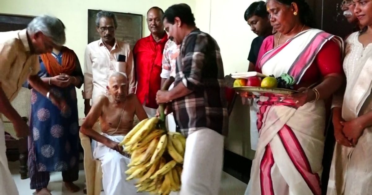 ശ്രീ കുരുംബ ഭഗവതി ക്ഷേത്രത്തിലെ പ്രധാന അവകാശികളിൽ പെട്ട പട്ടാര്യ സമുദായം വലിയ തമ്പുരാന് കാഴ്ച കുല സമർപ്പിച്ചു ചടങ്ങുകൾ നടത്തുന്നതിന് അനുവാദം വാങ്ങി.