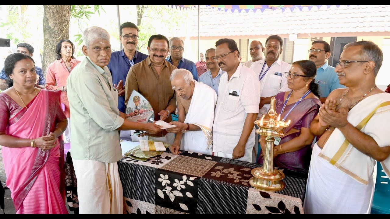 ശ്രീകുരുംബ പുരസ്കാരം സി.കെ. ശേഖരന് സമ്മാനിച്ചു.