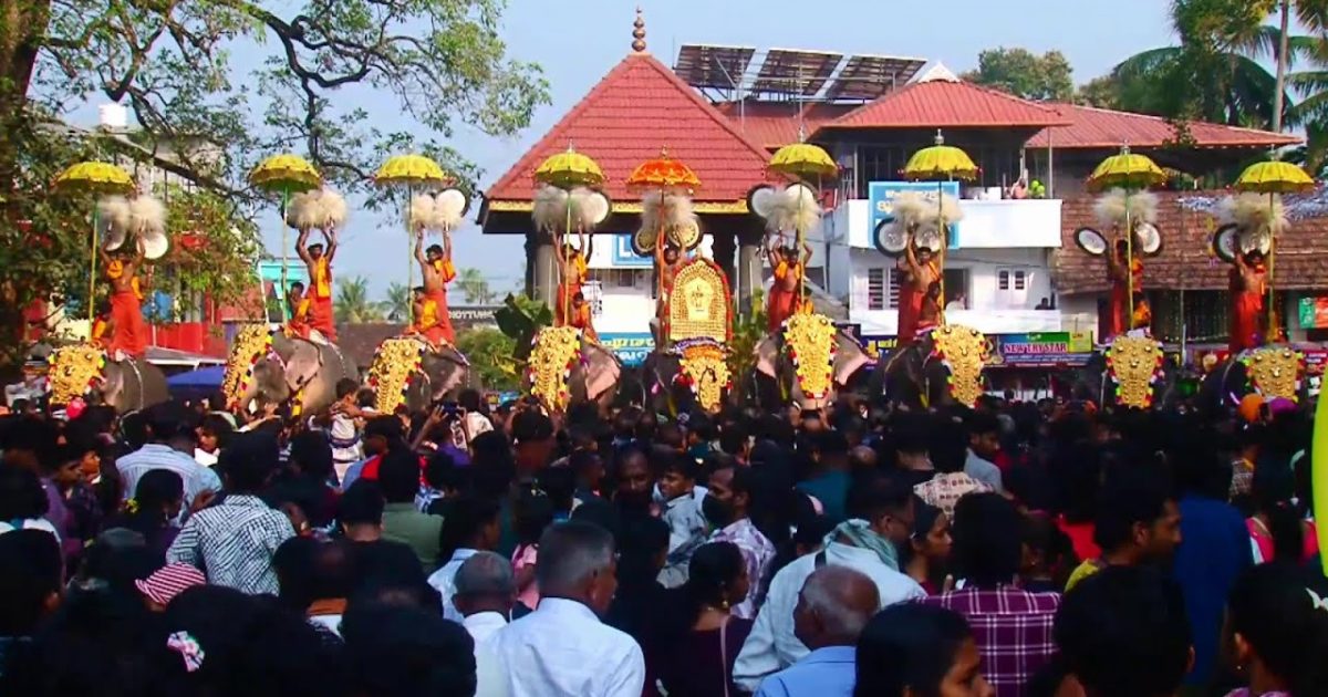 ശ്രീകുരുംബക്കാവിലേക്ക് വൻ ഭക്തജനപ്രവാഹം.