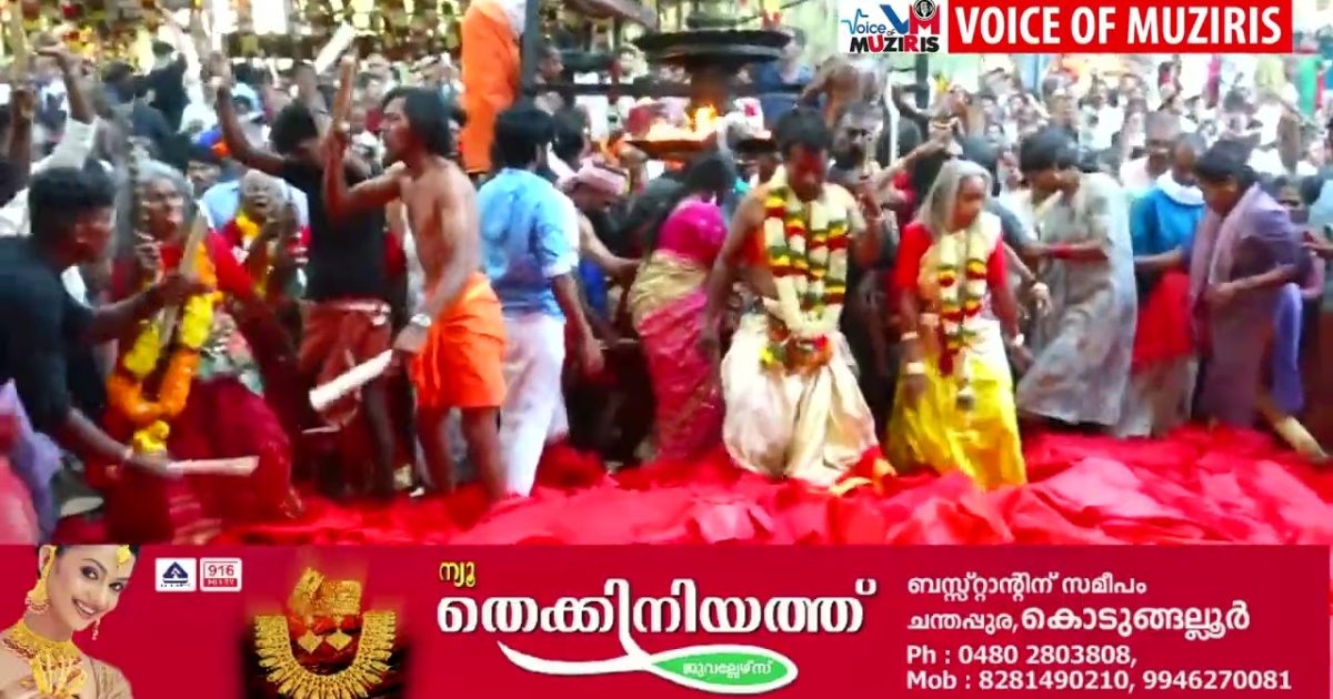 ശ്രീകുരുംബക്കാവിൽ രേവതിവിളക്ക് തെളിഞ്ഞു.പ്രസിദ്ധമായ കൊടുങ്ങല്ലൂർ കാവ് തീണ്ടൽ നാളെ