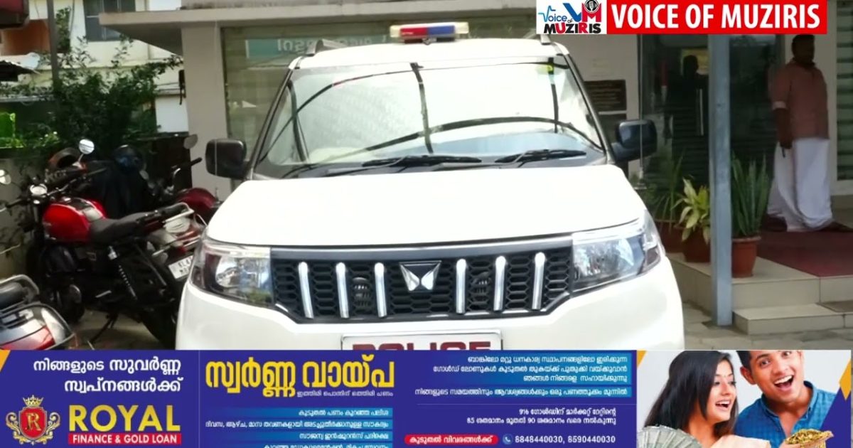 ശ്രീനാരായണ ഗുരുദേവനെ നവമാധ്യമങ്ങളിലൂടെ നിരന്തരം അപമാനിക്കുകയും ആക്ഷേപിക്കുകയും അപകീര്‍ത്തിപ്പെടുത്തുകയും ചെയ്യുന്നുവെന്നാരോപിച്ച് തൊടുപുഴ സ്വദേശിക്കെതിരെ ബ്രഹ്മശ്രീ കോരുആശാൻ സ്മാരക വൈദിക സംഘം കൊടുങ്ങല്ലൂർ ഡി വൈ എസ് പിക്ക് പരാതി നൽകി