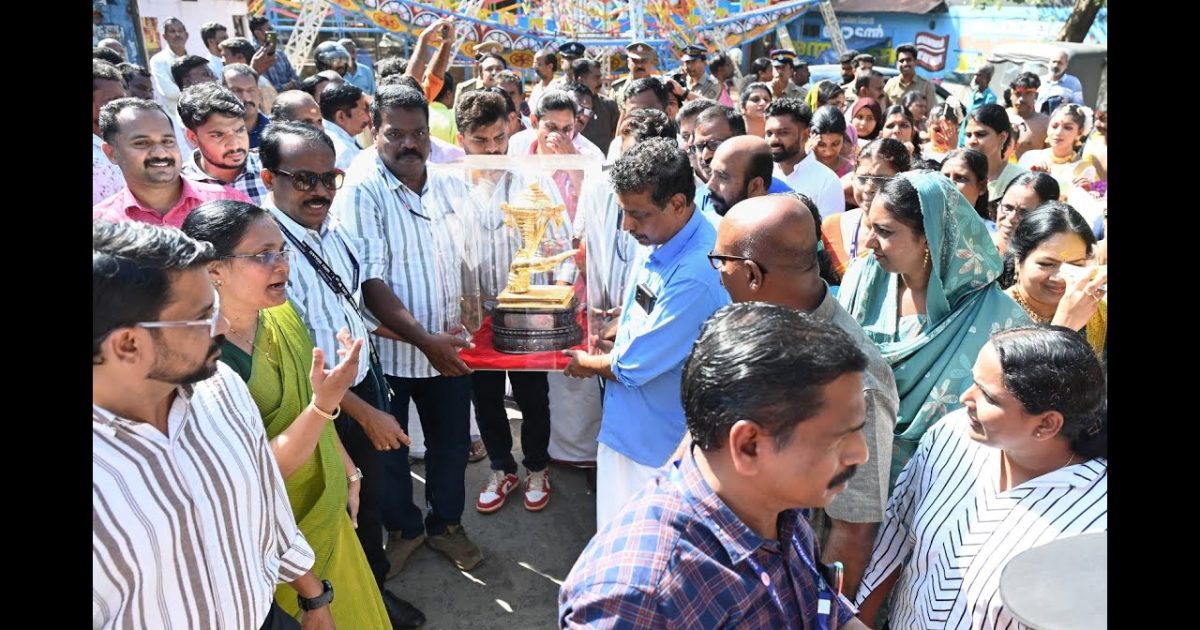 സംസ്ഥാന സ്കൂൾ കലോത്സവ വിജയികൾക്ക് സമ്മാനിക്കാനുള്ള സ്വർണ്ണക്കപ്പിന് കൊടുങ്ങല്ലരിൽ സ്വീകരണം നൽകി