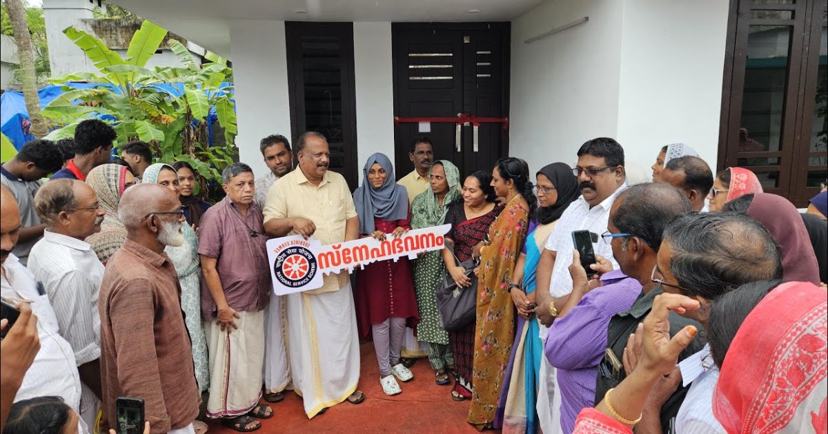 സഹപാഠിക്ക് ഒരു സ്‌നേഹവീട് കൈമാറി
