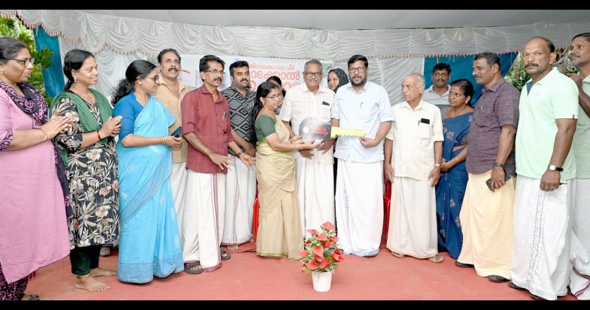 സിപിഐഎം അഴീക്കോട് ലോക്കൽ കമ്മിറ്റി നൽകുന്ന നാലാമത് വീടിൻ്റെ താക്കോൽ രജനിക്ക് കൈമാറി