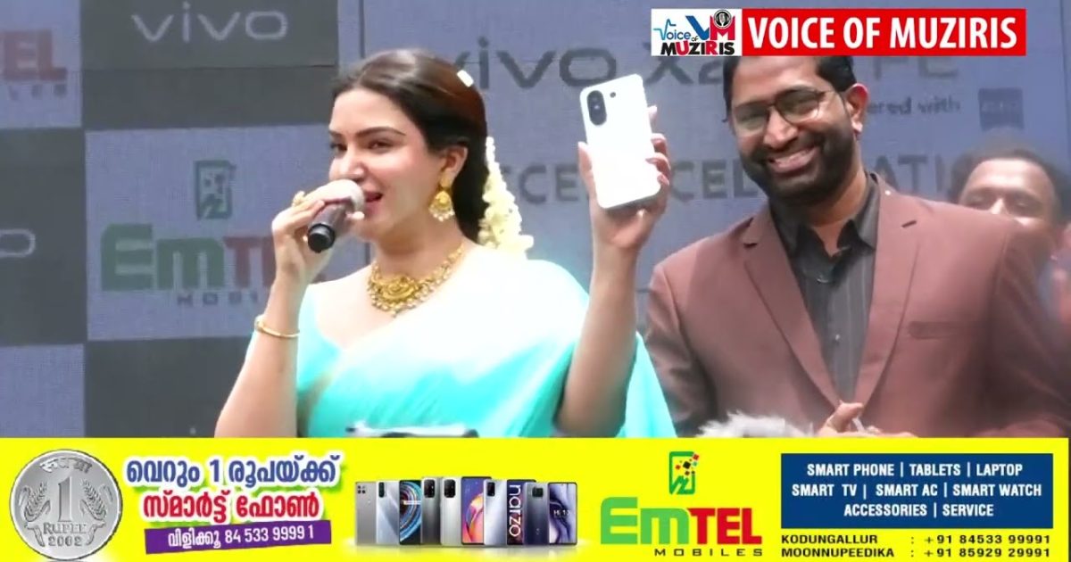 നീലക്കുയിലിനെ പോലെ നീല സാരിയിൽ മുല്ലപ്പൂ ചൂടി എം.ടെൽ ഗ്രൂപ്പിന്റെ ഏഴാമത് ബ്രാഞ്ച് എം. ടെൽ ഡിജിറ്റൽ സ്റ്റോറിന്റെ ഉദ്ഘാടനത്തിനെത്തിയ ഹണി റോസ് കൊടുങ്ങല്ലൂരിനെ ഇളക്കി മറച്ചു.