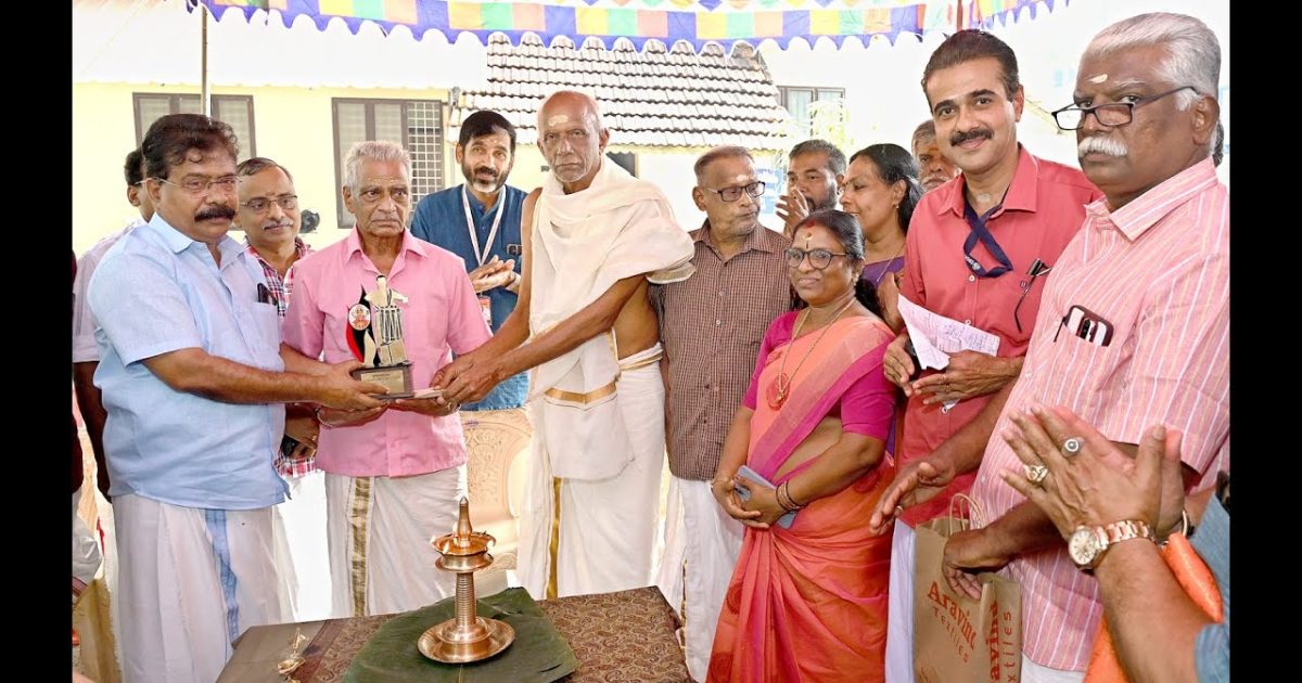 ശ്രീകുരുംബ പുരസ്കാരം മേളകലാരതനം  കീഴക്കൂട്ട് അനിയൻ മാരാർക്ക്  സമ്മാനിച്ചു…….